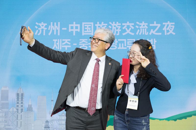 3월 30일 ‘제주-중국 관광교류의 밤’ 행사에서 김양보 제주도 관광교류국장이 중국 관광 관계자와 기념촬영을 하고 있다. 제주도는 교류 행사와 B2B 상담, 팸투어를 연계해 중국 관광시장 공략을 본격화할 계획이다. /사진=제주특별자치도 제공