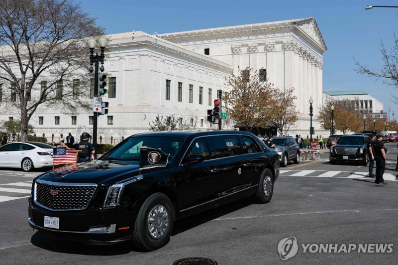 대법원 출석하는 트럼프 대통령의 차량 (출처=연합뉴스)