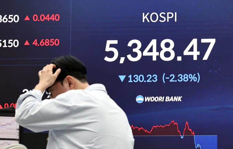 도널드 트럼프 미국 대통령이 이란 전쟁 관련 대국민 연설을 한 2일 서울 중구 우리은행 본점 딜링룸 현황판에 코스피가 표시되고 있다. /사진=연합뉴스