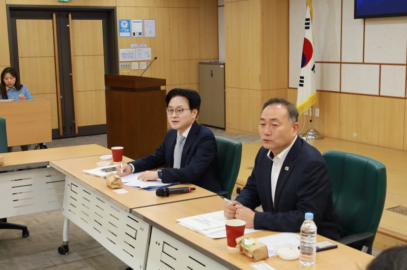 더불어민주당 산중위 정책조정위원회와 산업통상부는 2일 오전 국회의원회관에서 당정협의를 열고 산업부 추경안을 점검했다. 뉴스1