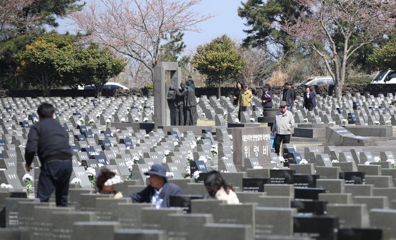 제78주년 제주4·3 추념식을 하루 앞둔 4월 2일 오전 제주시 봉개동 4·3평화공원 내 행불인 표석에 유족들의 발걸음이 이어지고 있다. 제주4·3은 국가 차원의 진상조사와 특별법을 통해 희생자 명예회복과 진상규명 절차가 진행돼 온 현대사의 비극이다. 위 당선인 인수위원회는 4·3 역사 왜곡과 막말 비방에 강력하게 대응하고 관련 처벌 입법화도 추진하겠다고 밝혔다. /사진=뉴시스