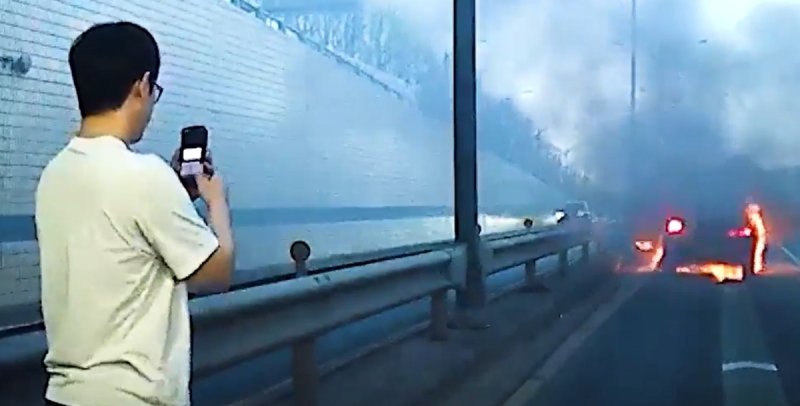 운전바 부부를 대피시킨 후 보이는 112 신고를 하는 양선호 경장. /사진=연합뉴스