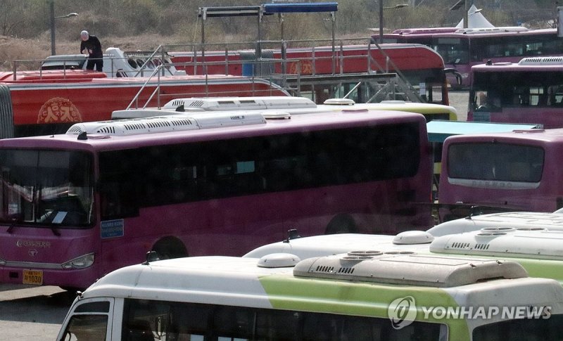 기름값 상승에 디젤버스 운행 감축 (출처=연합뉴스)