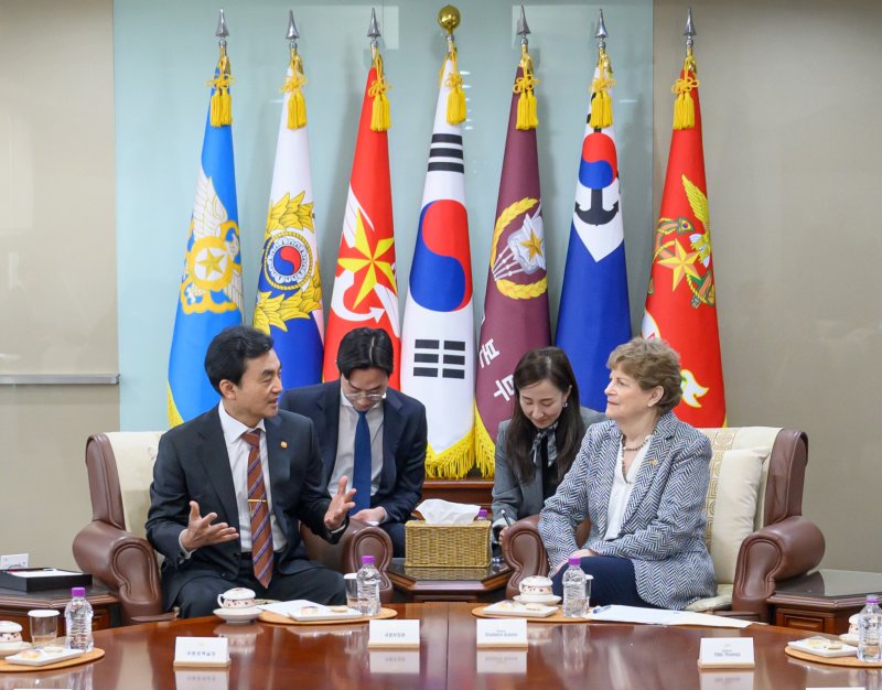 안규백 국방부 장관이 2일 국방부를 방문한 미국 상원의원단을 접견하고 있다. 국방부 제공