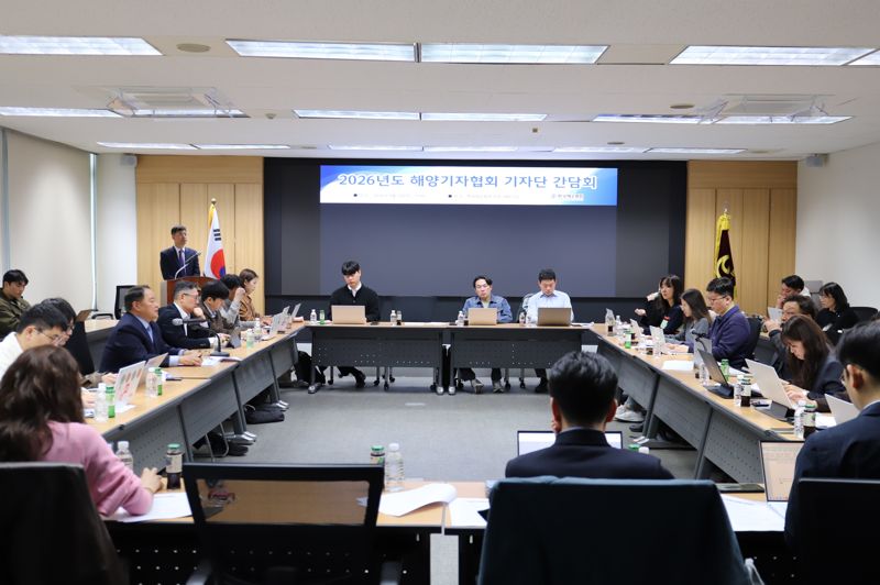 양창호 한국해운협회 상근부회장(좌측열 앞에서 세번째)이 2일 서울 영등포구 한국해운협회에서 열린 해양기자협회 간담회에서 발언을 하고 있다.