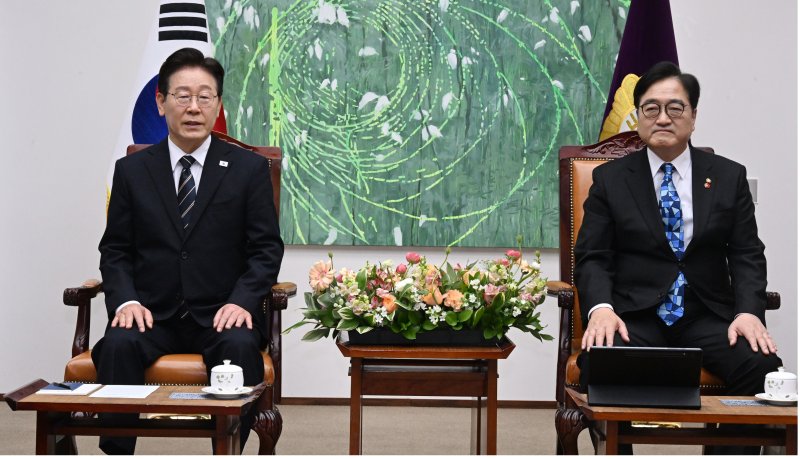 이재명 대통령이 2일 추가경정예산안 시정연설을 위해 국회에 도착해 사전 환담장에서 발언하고 있다. 국회사진기자단