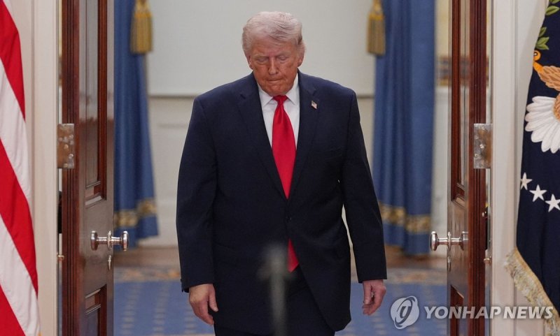 대국민 연설하러 들어서는 트럼프 대통령 (출처=연합뉴스)