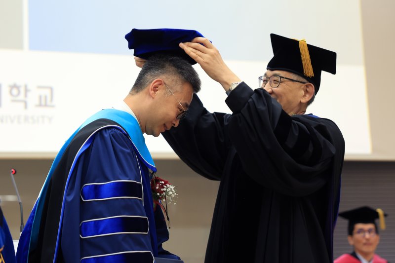 [서울=뉴시스] 위위에(왼쪽) 이사장이 임연수 명지대 총장으로부터 학사모를 전달받고 있다. (사진=명지대 제공) 2026.04.02. photo@newsis.com *재판매 및 DB 금지