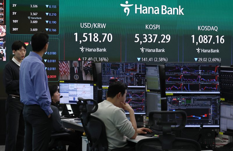 2일 오전 서울 중구 하나은행 딜링룸에서 직원들이 도널드 트럼프 미국 대통령의 이란 관련 대국민 연설 생중계 뉴스를 시청하고 있다. 이날 상승 출발한 코스피는 트럼프 대통령 연설 직후 하락 전환했다. 2026.4.2 ⓒ 뉴스1 구윤성 기자