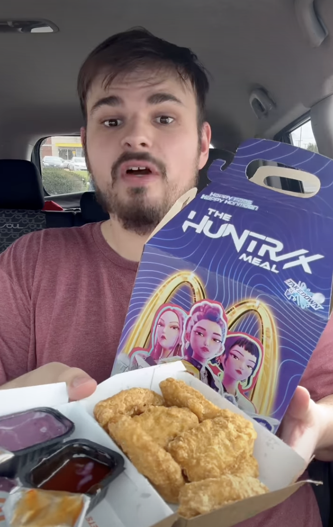 맥도날드가 지난달 31일부터 미국 전역에서 판매를 시작한 '케이팝 데몬 헌터스 밀'. 한 네티즌이 SNS에 더 헌트릭스 밀과 2개의 소스를 소개하고 있다. /사진=인스타그램 캡처