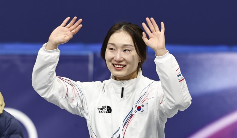 [밀라노=뉴시스] 김근수 기자 = 쇼트트랙 최민정이 20일(현지 시간) 이탈리아 밀라노 아이스스케이팅 아레나에서 열린 2026 밀라노·코르티나 담페초 동계올림픽 쇼트트랙 여자 1500m 시상식에서 기뻐하고 있다. 2026.02.21. ks@newsis.com