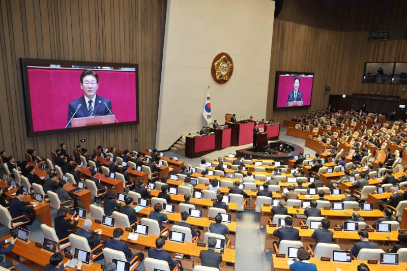 이재명 대통령이 2일 국회 본회의장에서 중동 사태 대응을 위한 추가경정예산안 관련 시정연설을 하고 있다. 2026.4.2 ⓒ 뉴스1 국회사진기자단