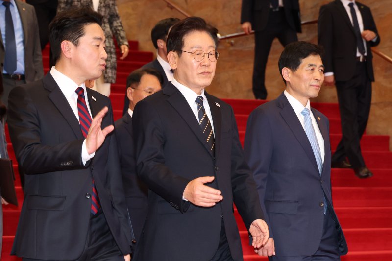 이재명 대통령이 2일 서울 여의도 국회에서 2026년도 1차 추가경정예산안(추경안) 관련 시정연설을 마치고 국회를 나서고 있다. 2026.4.2 ⓒ 뉴스1 국회사진기자단