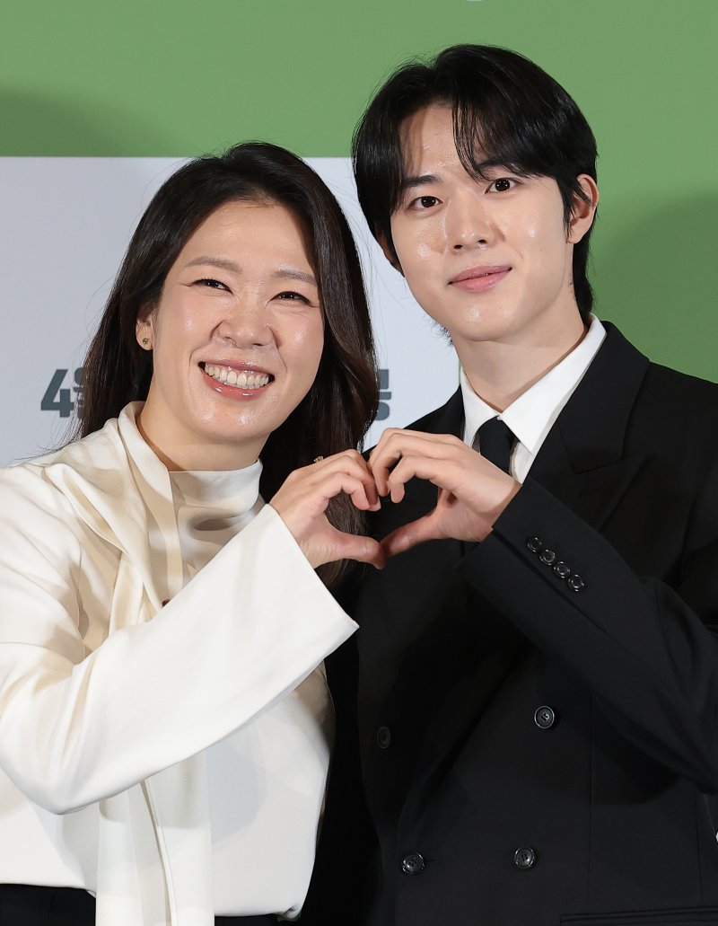 배우 염혜란과 신우빈(오른쪽)이 2일 서울 용산구 CGV용산아이파크몰에서 열린 영화 '내 이름은'(감독 정지영) 언론시사회 및 기자간담회에서 포즈를 취하고 있다. '내 이름은'은 촌스러운 자신의 이름을 지우고 싶은 18세 소년 영옥(신우빈 분)과 까맣게 잊힌 1949년 제주의 아픈 기억을 되찾으려는 어머니 정순(염혜란 분)의 숨 막히는 궤적을 쫓는 작품이다. 뉴스1화상