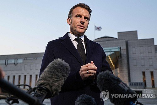 지난 2일 한국을 국빈 방문한 에마뉘엘 마크롱 프랑스 대통령이 기자들과 인터뷰를 갖고 있다. 마크롱 대통령은 호르무즈 해협 봉쇄를 풀기 위해 동맹국들의 군사적 장악은 '비현실적'이라고 밝혔다. 연합뉴스