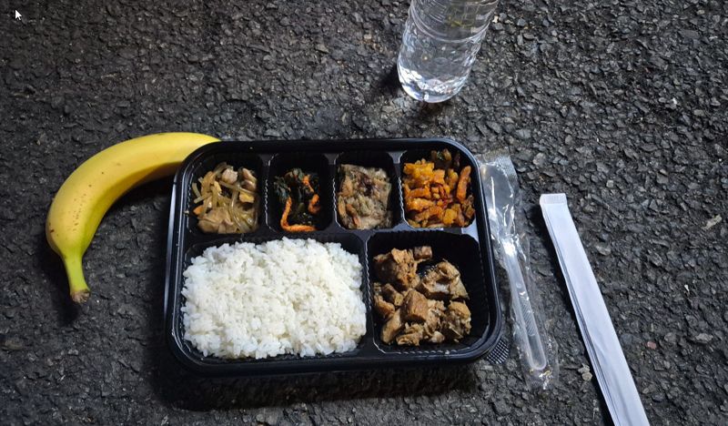 이날 기자가 줄을 서 받은 도시락. 고기 양에 따라 일부 노숙인들 사이에서 다양한 의견이 나왔다. 사진=한승곤 기자