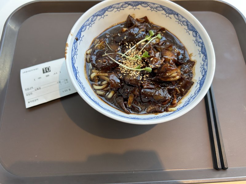 [서울=뉴시스] 이지우 인턴기자=거지맵을 활용해서 식당을 찾은 기자는 4500원에 판매하는 짜장면으로 점심을 해결했다. 2026.04.02. *재판매 및 DB 금지