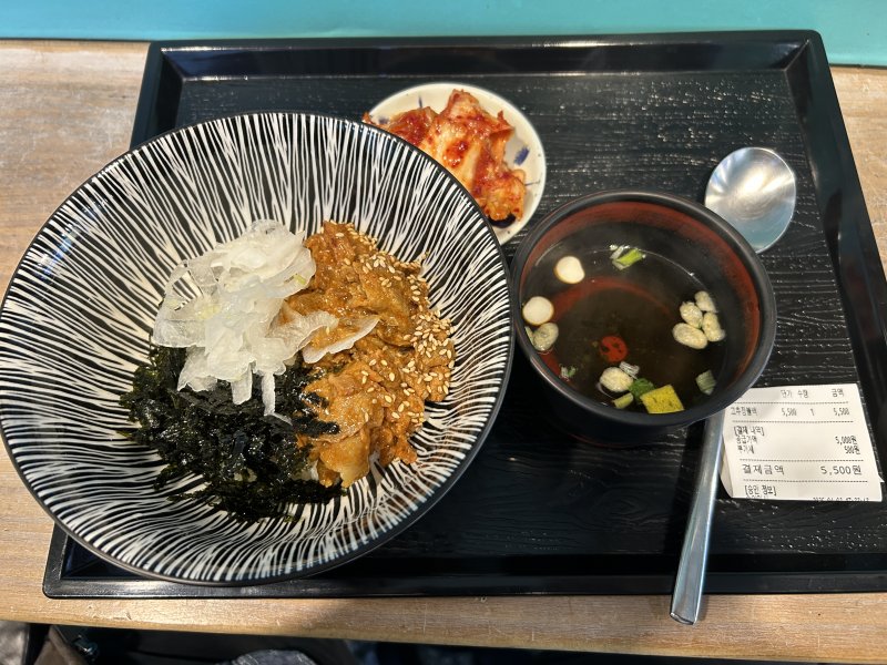 [서울=뉴시스] 이지우 인턴기자=저녁에도 거지맵을 통해 식당을 찾은 기자는 5500원 상당의 고추장 불백으로 끼니를 해결했다. 2026.04.02. *재판매 및 DB 금지