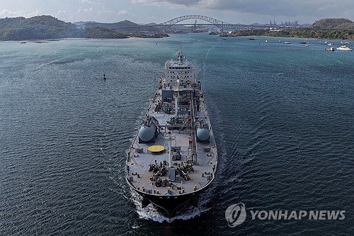 파나마 운하를 통과한 배 (출처=연합뉴스)
