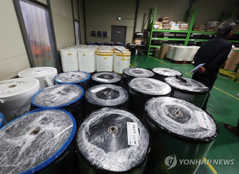 플라스틱 포장 용기 원자재 창고 모습 (출처=연합뉴스)