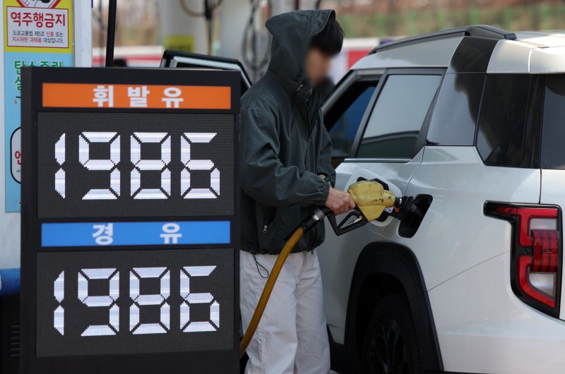 [서울=뉴시스] 홍효식 기자 = 사진은 지난 2일 서울 서초구 경부고속도로 부산방향 만남의 광장 주유소에서 한 시민이 주유하고 있는 모습. 2026.04.02. yesphoto@newsis.com