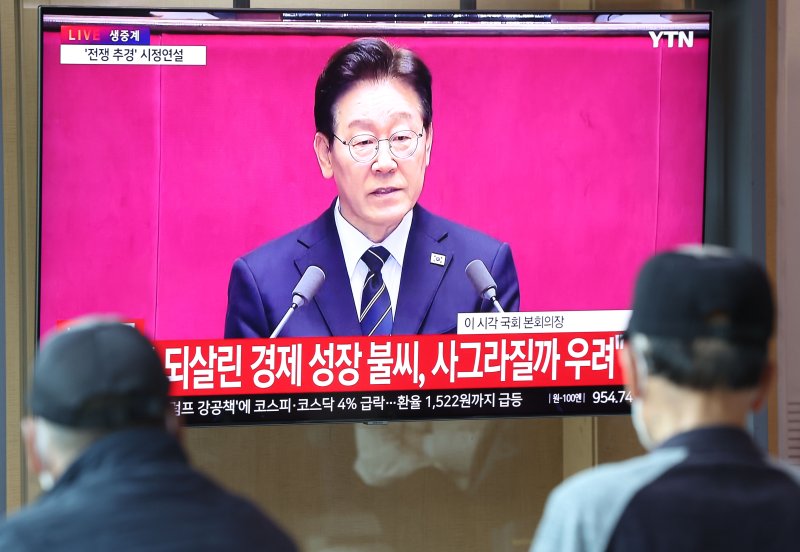 [서울=뉴시스] 조수정 기자 = 이재명 대통령의 국회 시정연설이 진행된 지난 2일 오후 시민들이 서울역 대합실 TV 생중계를 시청하고 있다. 2026.04.02. chocrystal@newsis.com