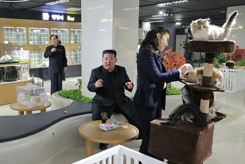 김정은 북한 국무위원장과 장녀 김주애가 지난 4월초 개업을 앞둔 화성지구 4단계 구역의 반려동물 시설을 둘러보고 있다. 노동신문/뉴스1