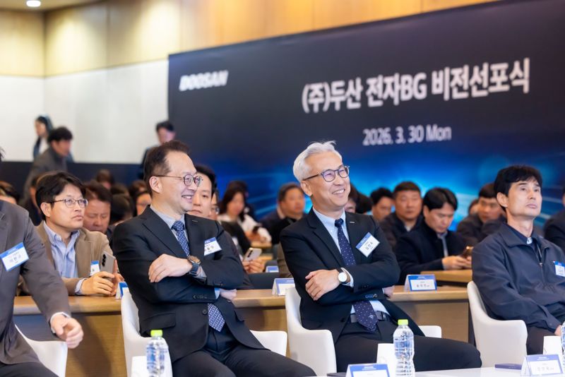 김인욱 ㈜두산 전자BG 사장(정면 가운데)이 지난달 30일 경기 용인시 수지기술원에서 열린 비전 선포식에 참여하고 있다. ㈜두산 전자BG 링크드인 제공