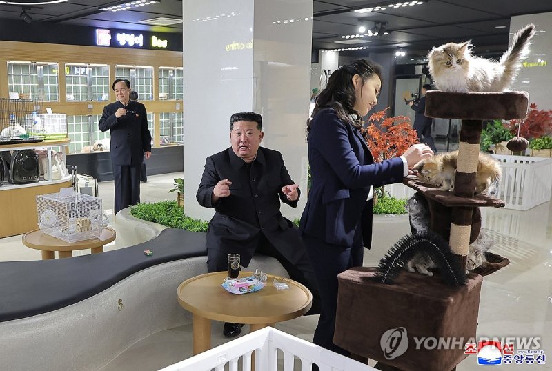 김정은, 개업 앞둔 화성지구 4단계 상업시설 시찰 (출처=연합뉴스)