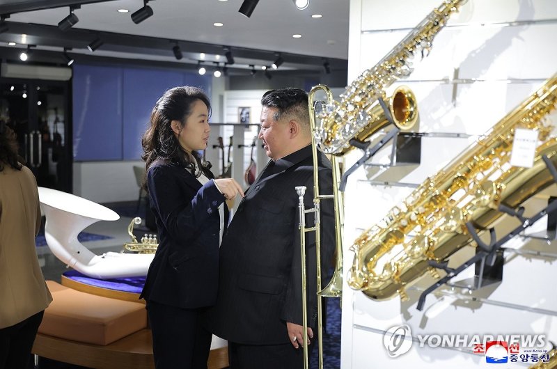 김정은, 개업 앞둔 화성지구 4단계 상업시설 시찰 (출처=연합뉴스)