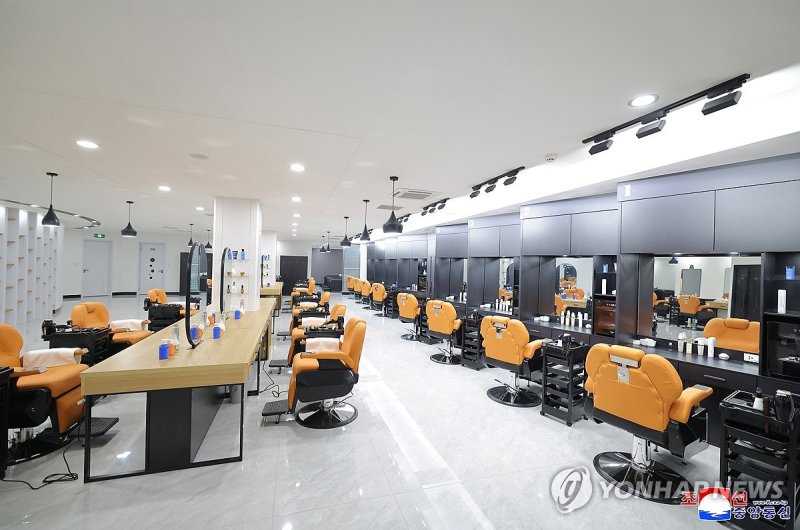 김정은, 개업 앞둔 화성지구 4단계 상업시설 시찰 (출처=연합뉴스)