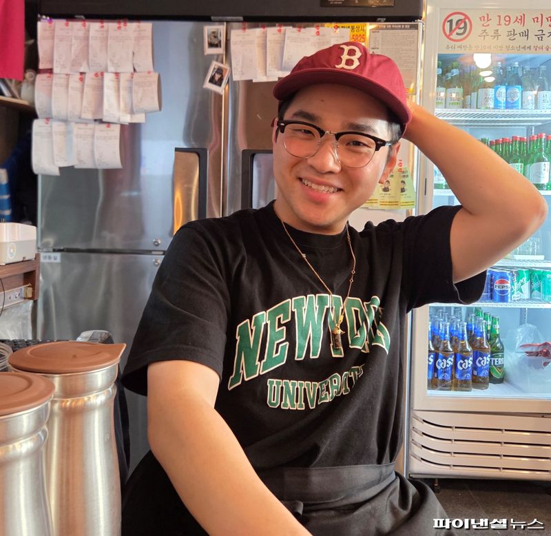 국가유공자 어르신에게 무료로 음식을 대접해 화제가 된 박민규씨 / 사진=김희선 기자