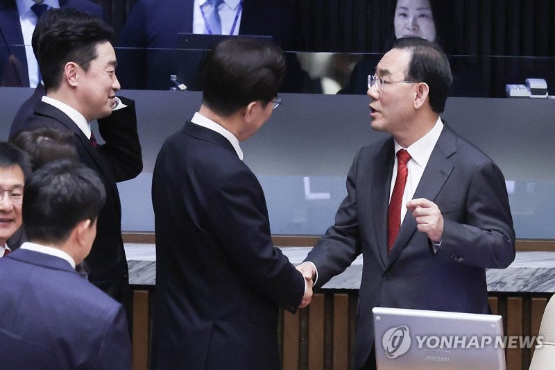 주호영 국회부의장과 대화하는 이 대통령 (출처=연합뉴스)