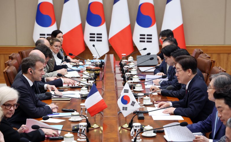 이재명 대통령과 에마뉘엘 마크롱 프랑스 대통령이 3일 청와대에서 한-프랑스 정상회담을 갖고 있다. 뉴시스