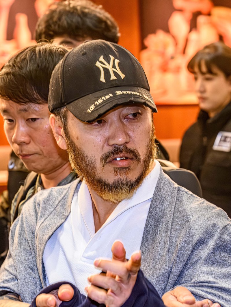 필리핀에서 복역 중이던 이른바 ‘텔레그램 마약왕’ 박왕열(48)이 25일 오전 인천국제공항 제2터미널을 통해 국내로 송환되던 중 손짓하고 있다. (공동취재) 2026.3.25 ⓒ 뉴스1 안은나 기자