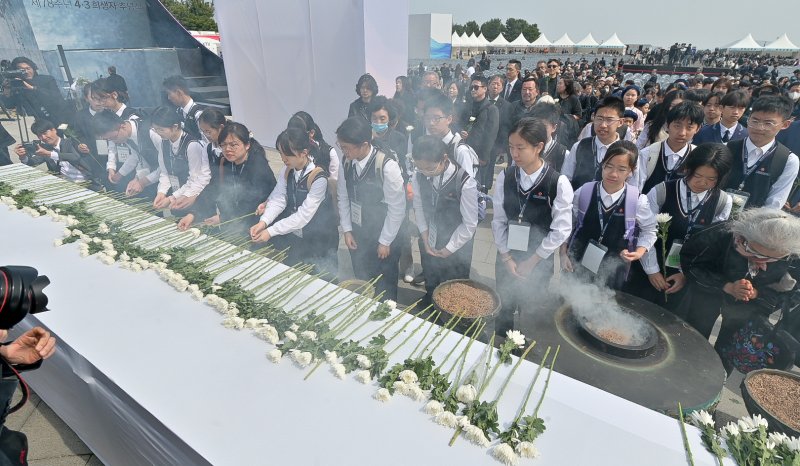 중국 난징 학생들이 4월 3일 제주시 봉개동 제주4·3평화공원에서 열린 제78주년 제주 4·3 희생자 추념식장에서 희생영령들을 위해 헌화하고 있다. /사진=뉴시스