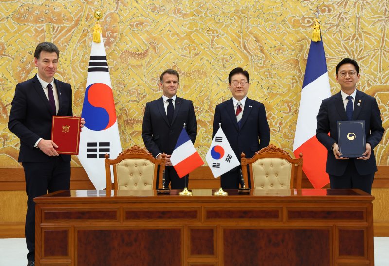 배경훈 부총리 겸 과학기술정보통신부 장관과 필립 바티스트 프랑스 고등교육·연구·우주부 장관이 3일 청와대에서 이재명 대통령과 에마뉘엘 마크롱 프랑스 대통령이 임석한 가운데 인공지능·반도체 및 양자기술 분야 협력 의향서 교환 후 기념촬영을 하고 있다. 뉴스1