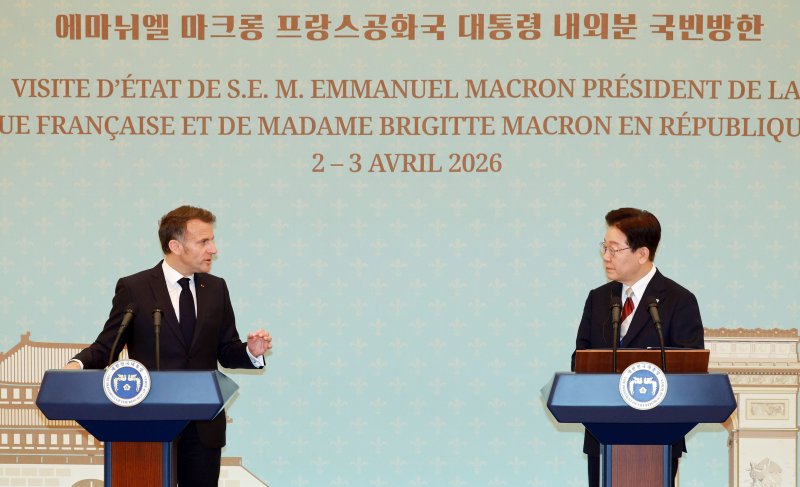 이재명 대통령과 에마뉘엘 마크롱 프랑스 대통령이 3일 청와대에서 한-프랑스 공동언론발표를 하고 있다. 뉴시스