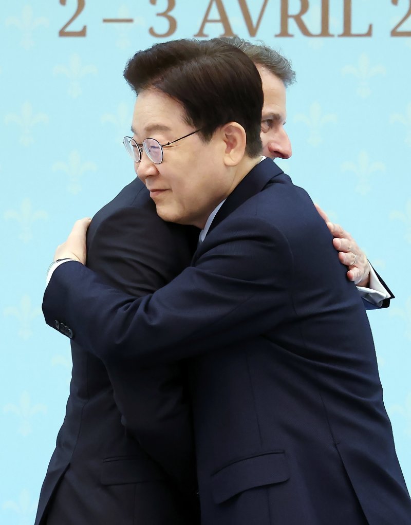 이재명 대통령과 에마뉘엘 마크롱 프랑스 대통령이 3일 청와대에서 한-프랑스 공동언론발표를 마친 뒤 포옹하고 있다. 뉴시스