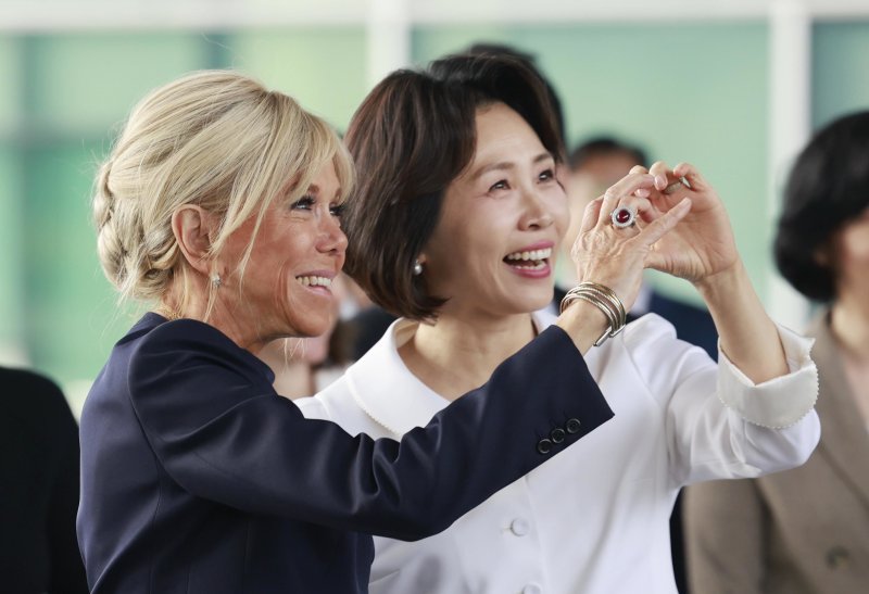 김혜경 여사와 에마뉘엘 마크롱 프랑스 대통령 부인 브리지트 마크롱 여사 3일 국립중앙박물관에서 열린 친교일정에서 관람객들에게 인사하고 있다. (청와대통신사진기자단) 2026.4.3 ⓒ 뉴스1 허경 기자