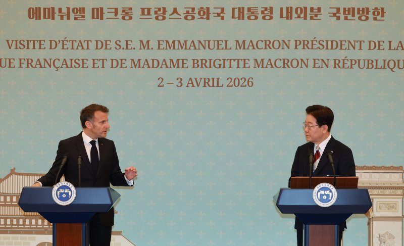 이재명 대통령과 에마뉘엘 마크롱 프랑스 대통령이 3일 청와대에서 공동언론발표를 하고 있다. 2026.4.3 ⓒ 뉴스1 허경 기자