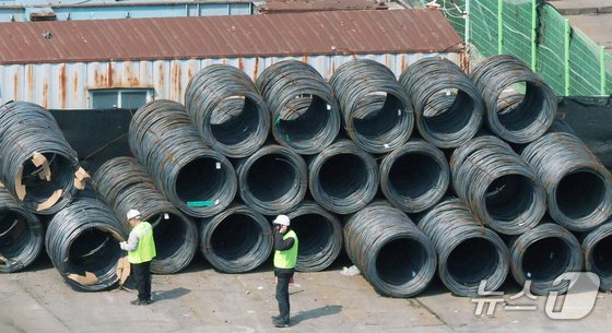 근로자들이 평택시 포승읍 평택항에서 철근 관련 작업을 하고 있다./뉴스1 김영운 기자