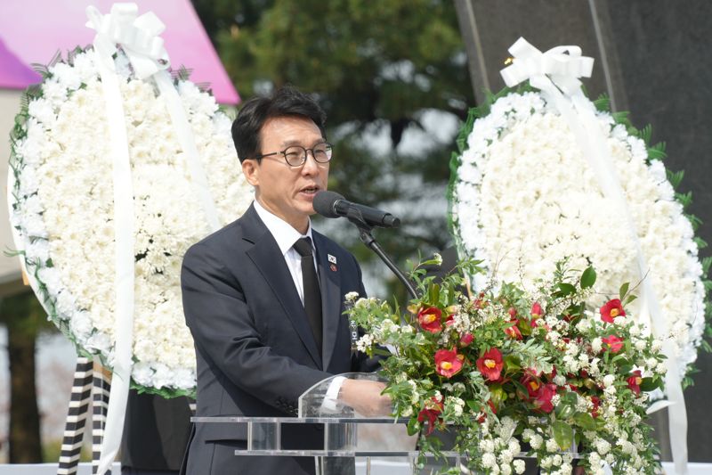 김민석 국무총리가 3일 제주4·3평화공원에서 열린 제78주년 제주4·3희생자 추념식에서 추념사를 하고 있다. 김 총리는 4·3을 현재의 민주주의와 연결하며 희생자와 유족의 명예회복을 위한 국가 책임을 강조했다. /사진=제주특별자치도 제공