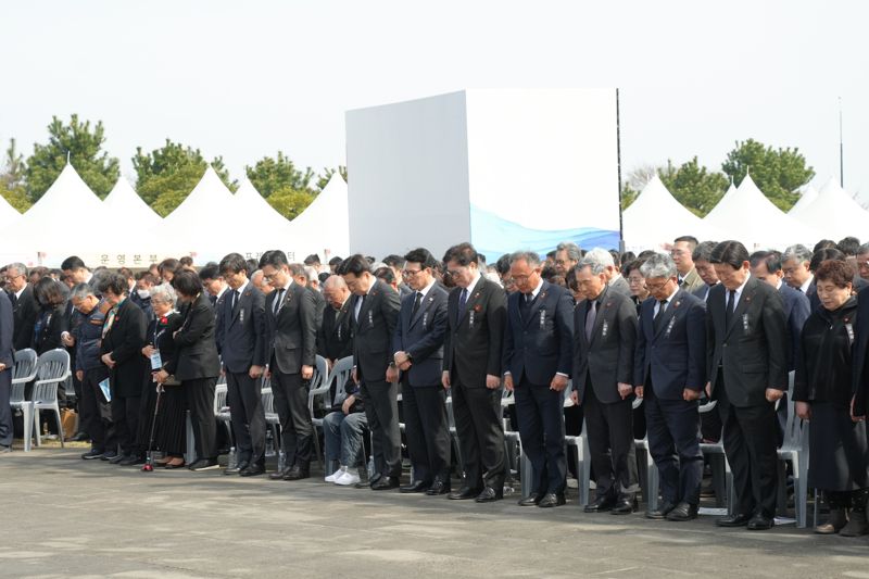 제78주년 제주4·3희생자 추념식 참석자들이 3일 제주4·3평화공원에서 묵념하고 있다. 추념광장에는 유네스코 세계기록유산 전시 공간과 행방불명 희생자 신원확인을 위한 DNA 채혈 부스도 함께 마련됐다. /사진=제주특별자치도 제공