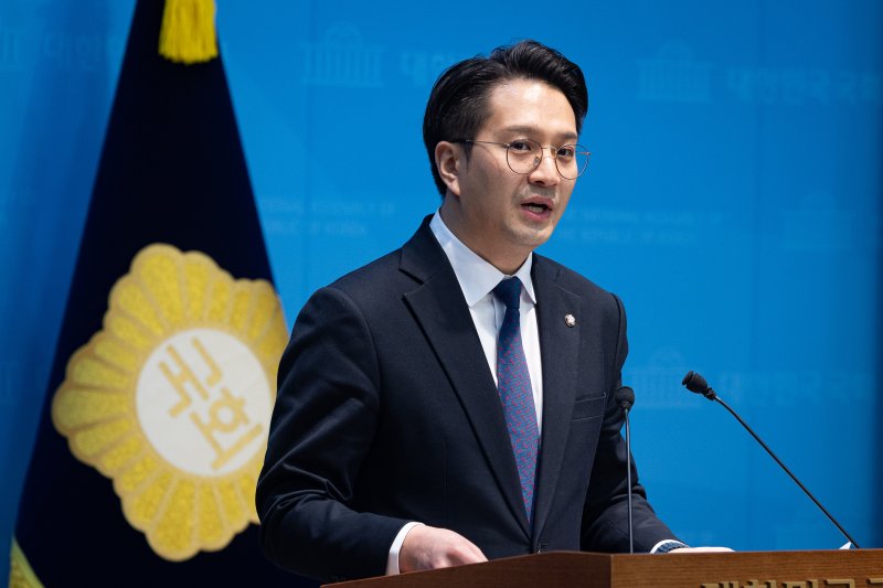 전용기 더불어민주당 의원이 31일 서울 여의도 국회 소통관에서 쌍방울 대북송금 사건 박상용 검사와 서민석 전 이화영 경기도 평화부지사 변호인과의 추가 녹취록 관련 기자회견을 하고 있다. 2026.3.31 ⓒ 뉴스1 유승관 기자
