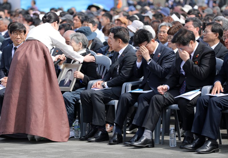 3일 오전 제주4·3평화공원에서 열린 제78주년 4·3 희생자 추념식에서 유족 고계순 씨(78)의 사연이 소개되자 김민석 국무총리와 우원식 국회의장 등 참석자들이 눈물을 흘리고 있다. 2026.4.3 ⓒ 뉴스1 오미란 기자