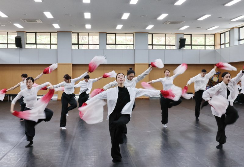 국립무용단 '귀향' 무용수 장현수(어머니 역)와 이석준(아들 역)이 3일 서울 중구 국립무용단 연습실에서 주요 장면 연습을 하고 있다. 뉴시스