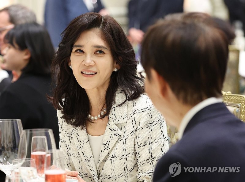 대화하는 이부진 사장과 이광형 총장 (출처=연합뉴스)