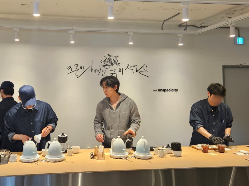 아티스트 코드 쿤스트와 언스페셜티가 협업한 팝업 카페 '코쿤의 사적인 커피 작업실' 현장. 2026.4.3 ⓒ 뉴스1 박혜연 기자
