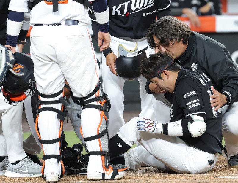 31일 대전 한화생명볼파크에서 열린 2026 신한 SOL KBO리그 KT 위즈와 한화 이글스의 경기에서 5회초 1사 KT 허경민이 한화 엄상백에게 머리에 공을 맞은 뒤 일어나고 있다.뉴스1